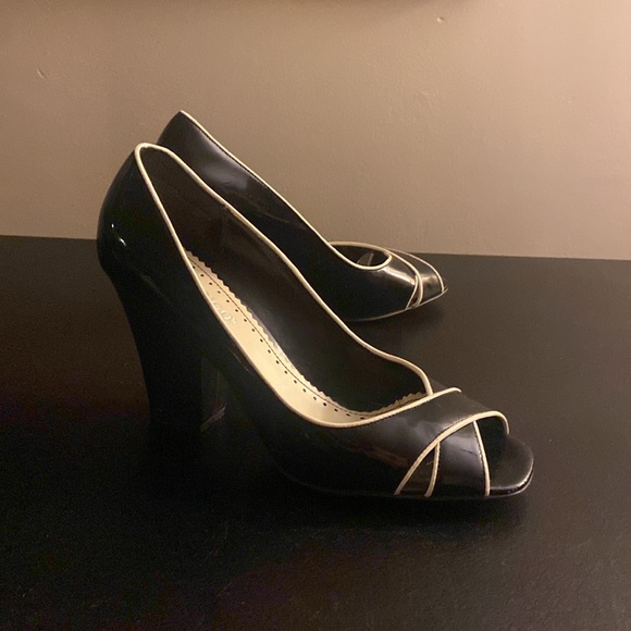 Franco Sarto GABE peep toe heels black patent leather with white trim size 9.5 - Picture 3 of 12